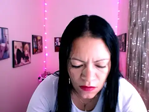Snapshot of Cristal_w chatting on 12.27.24 Cristal w online show from 12.27.24