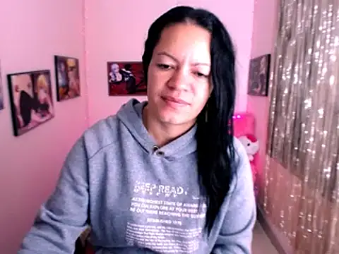 Snapshot of Cristal_w chatting on 01.14.25 Cristal w online show from 01.14.25