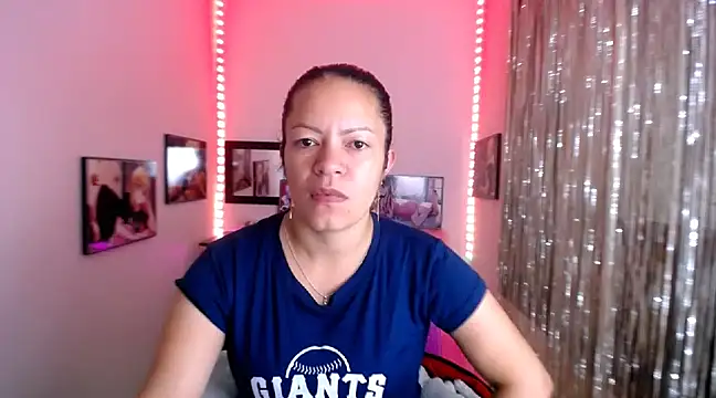 Snapshot of Cristal_w chatting on 03.12.25 Cristal w online show from 03.12.25