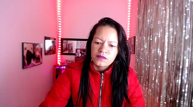 Snapshot of Cristal_w chatting on 03.12.25 Cristal w online show from 03.12.25