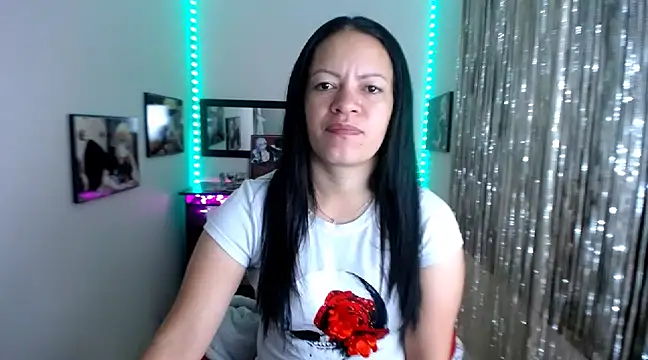 Snapshot of Cristal_w chatting on 03.18.25 Cristal w online show from 03.18.25