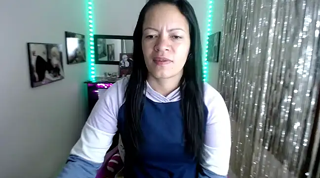 Snapshot of Cristal_w chatting on 03.19.25 Cristal w online show from 03.19.25