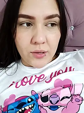 Snapshot of Ariakris chatting on 11.21.25 Ariakris online show from 11.21.25