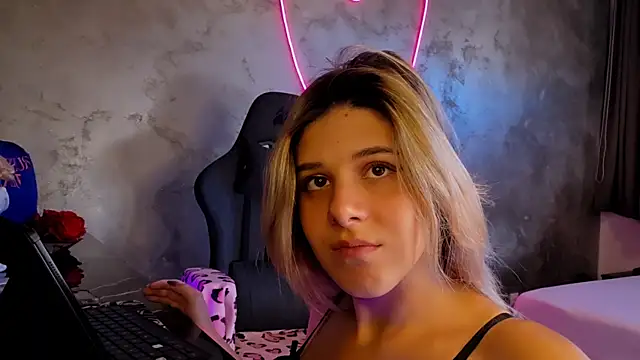 Snapshot of LeylaRosse chatting on 09.29.25 LeylaRosse online show from 09.29.25