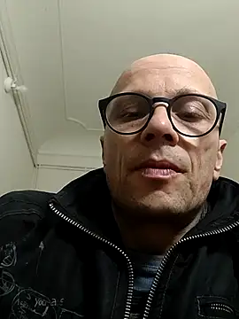 Snapshot of wedge75 chatting on 11.09.25 wedge75 online show from 11.09.25