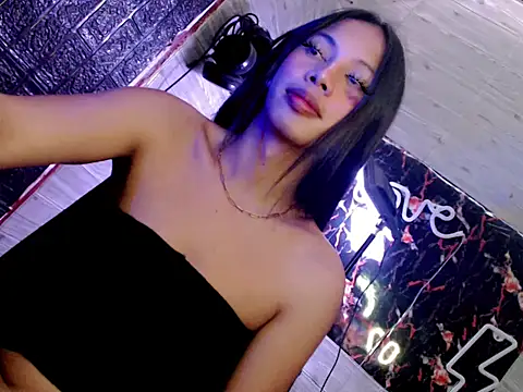 Snapshot of whiteladyboy chatting on 10.20.25 whiteladyboy online show from 10.20.25