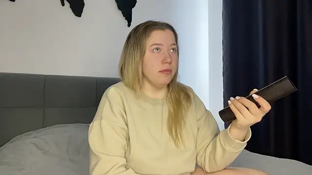 Embersweetbunny online show from 02.18.25