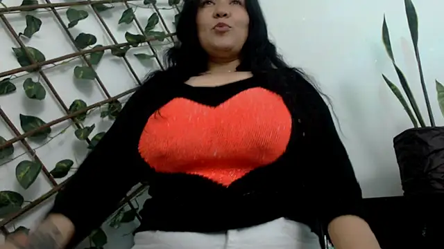 Snapshot of Donniia chatting on 01.12.25 Donniia online show from 01.12.25