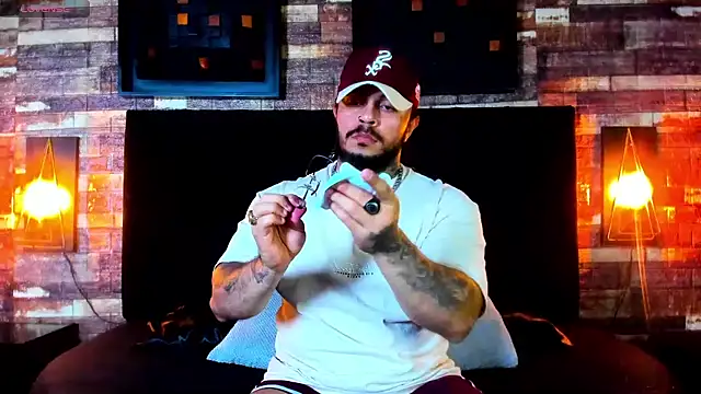 Van Velckan online show from 01.21.25