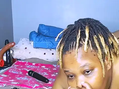 Snapshot of fatafricanqueen chatting on 10.10.25 fatafricanqueen online show from 10.10.25