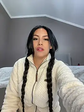 Snapshot of shaarebaare chatting on 12.17.24 shaarebaare online show from 12.17.24
