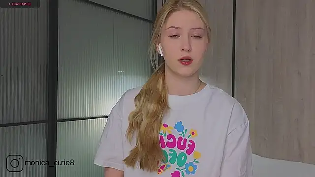 Snapshot of Monikacutie chatting on 02.28.25 Monikacutie online show from 02.28.25
