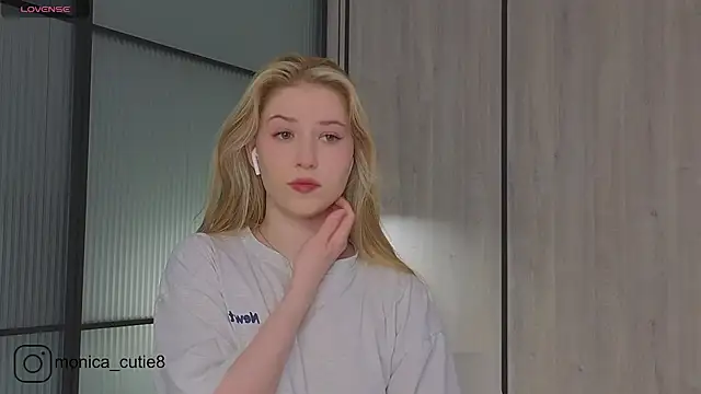 Snapshot of Monikacutie chatting on 03.09.25 Monikacutie online show from 03.09.25