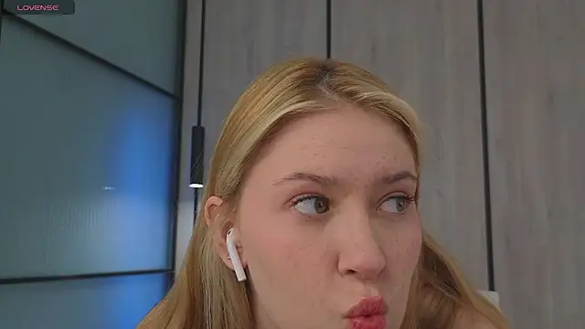 Snapshot of Monikacutie chatting on 03.23.25 Monikacutie online show from 03.23.25