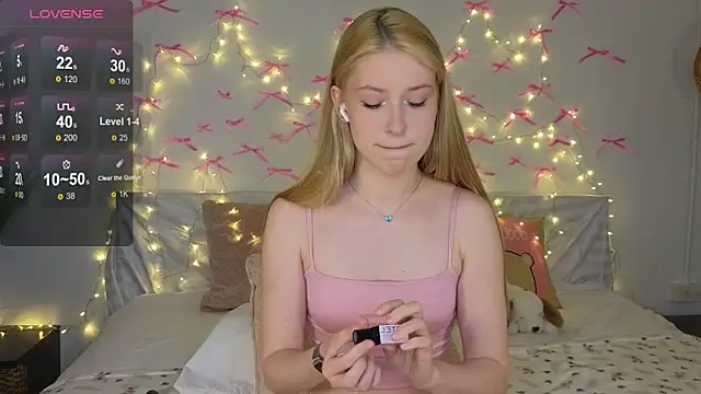 Snapshot of Monikacutie chatting on 11.15.25 Monikacutie online show from 11.15.25