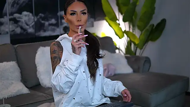 RaquelleVon online show from 09.26.25