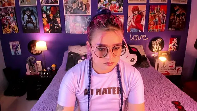 Snapshot of anne_cross chatting on 09.10.25 anne cross online show from 09.10.25