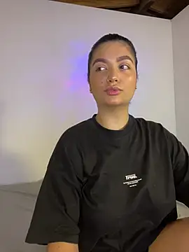 Snapshot of DashaStar chatting on 02.08.25 DashaStar online show from 02.08.25