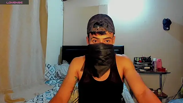 Snapshot of tom_thick chatting on 12.17.24 tom thick online show from 12.17.24