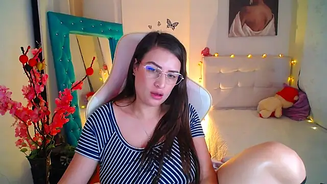 Snapshot of esmeraldaa230 chatting on 02.16.25 esmeraldaa230 online show from 02.16.25