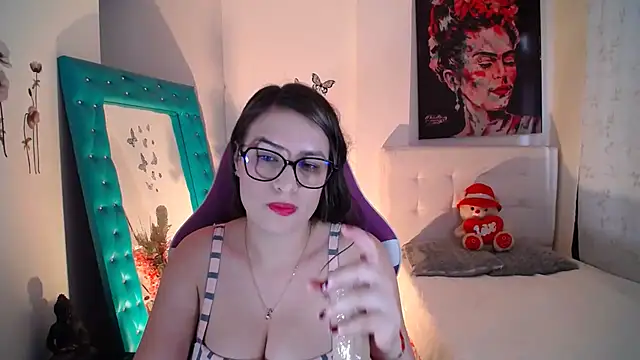 Snapshot of esmeraldaa230 chatting on 09.26.25 esmeraldaa230 online show from 09.26.25