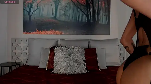 Snapshot of LunaRuso chatting on 02.19.25 LunaRuso online show from 02.19.25