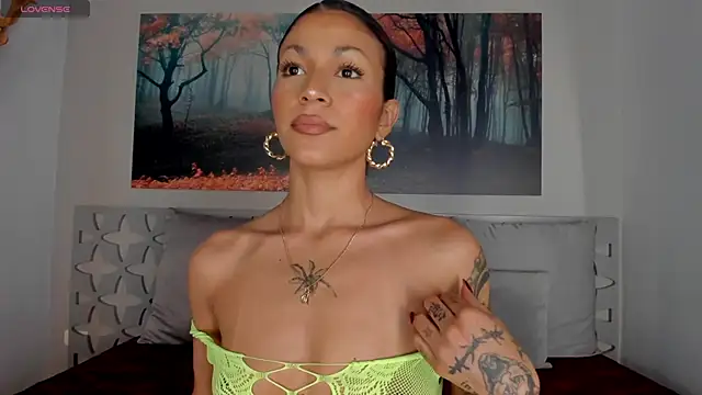 Snapshot of LunaRuso chatting on 02.24.25 LunaRuso online show from 02.24.25