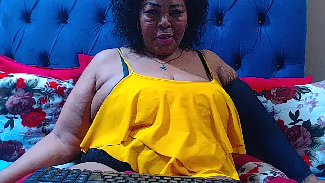 Snapshot of ebonycandy10 chatting on 10.16.25 ebonycandy10 online show from 10.16.25