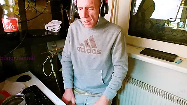 Snapshot of BongChannel chatting on 01.02.25 BongChannel online show from 01.02.25