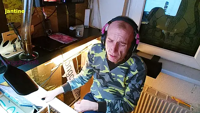 Snapshot of BongChannel chatting on 01.09.25 BongChannel online show from 01.09.25