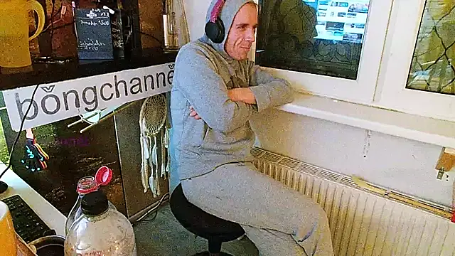 Snapshot of BongChannel chatting on 02.04.25 BongChannel online show from 02.04.25