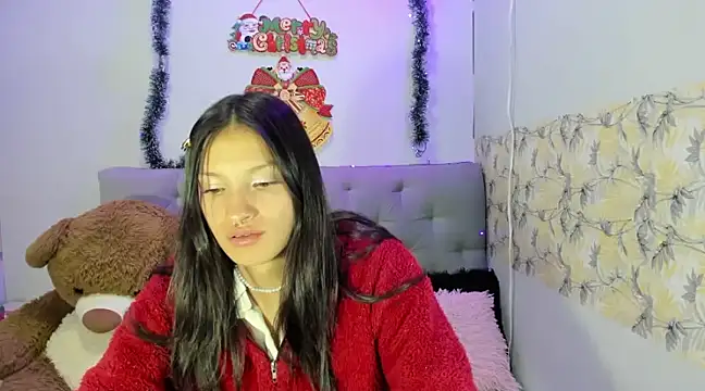 Snapshot of Emma-Wilson chatting on 12.24.24 Emma-Wilson online show from 12.24.24