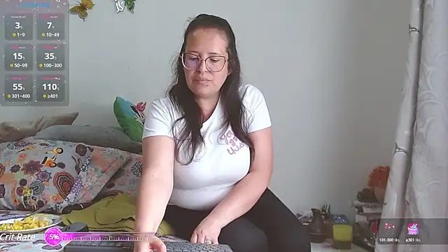 Snapshot of honeyhot_paty chatting on 01.02.25 honeyhot paty online show from 01.02.25