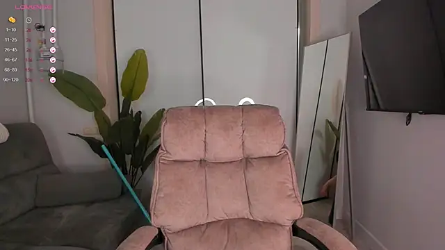 Snapshot of helen_ramsay chatting on 10.14.25 helen ramsay online show from 10.14.25