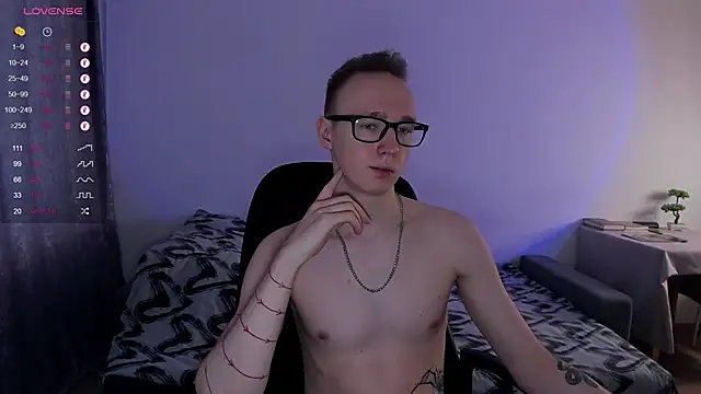 Snapshot of Alex_silents chatting on 03.17.25 Alex silents online show from 03.17.25
