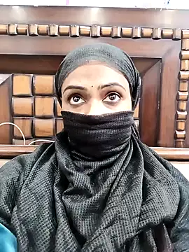 Snapshot of Yours-Bebo chatting on 01.21.25 Yours-Bebo online show from 01.21.25