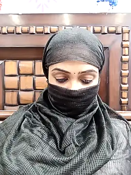 Snapshot of Yours-Bebo chatting on 01.22.25 Yours-Bebo online show from 01.22.25