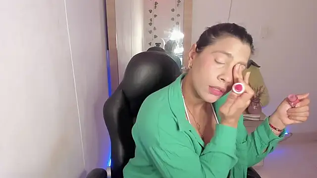 Snapshot of hellensexy chatting on 01.25.25 hellensexy online show from 01.25.25