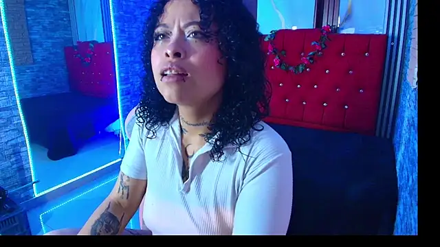 Snapshot of miahernadez303av chatting on 11.18.25 miahernadez303av online show from 11.18.25