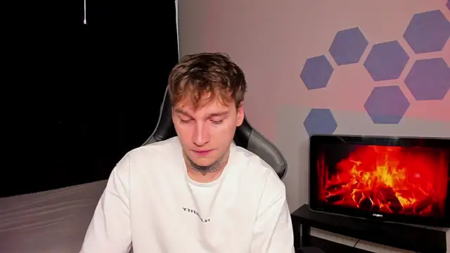 Snapshot of Chris_Tyson chatting on 10.04.25 Chris Tyson online show from 10.04.25