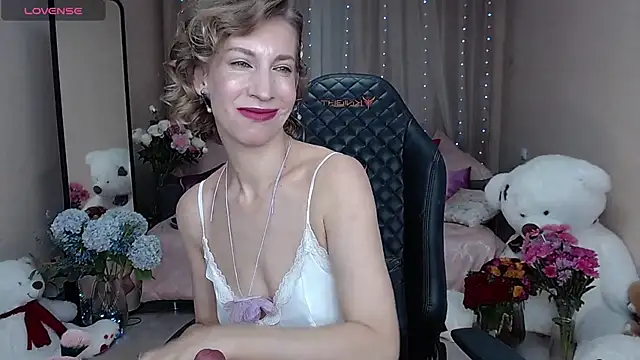 Snapshot of AdrianaSea chatting on 09.21.25 AdrianaSea online show from 09.21.25