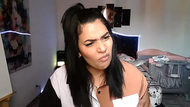 Snapshot of CarolinaRincon chatting on 10.01.25 CarolinaRincon online show from 10.01.25