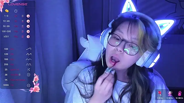 Snapshot of maydaykimmy chatting on 02.08.25 maydaykimmy online show from 02.08.25