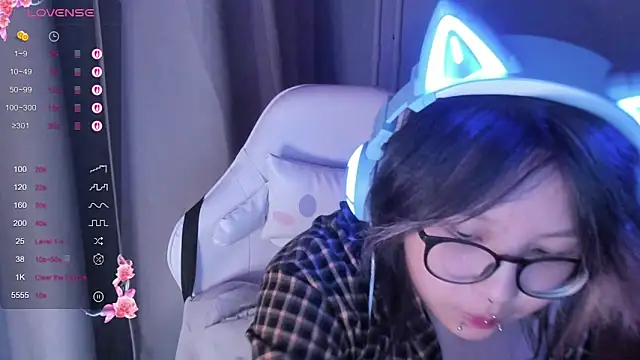 Snapshot of maydaykimmy chatting on 11.03.25 maydaykimmy online show from 11.03.25