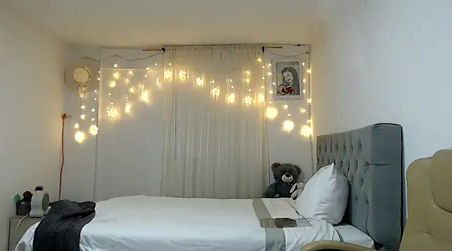 Snapshot of ZajiraShane chatting on 12.16.24 ZajiraShane online show from 12.16.24