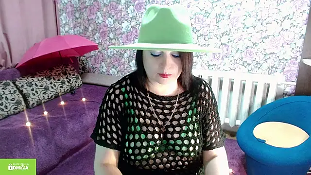 Snapshot of Julia-ru chatting on 10.28.25 Julia-ru online show from 10.28.25