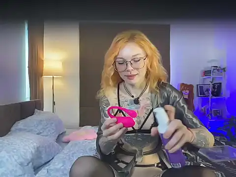 Snapshot of juicyshow_ chatting on 09.19.25 juicyshow online show from 09.19.25