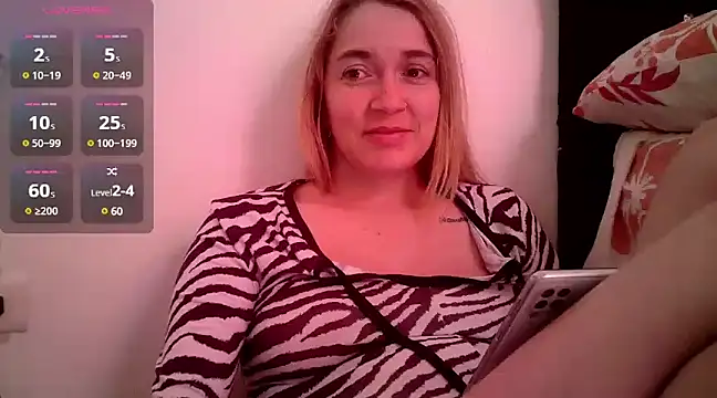 Snapshot of Izury_Blondee chatting on 12.15.24 Izury Blondee online show from 12.15.24