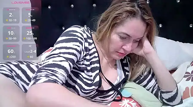 Snapshot of Izury_Blondee chatting on 01.04.25 Izury Blondee online show from 01.04.25