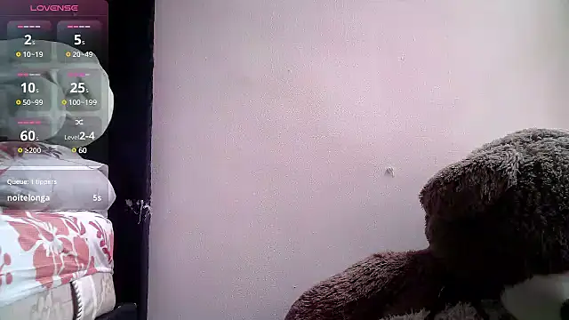 Snapshot of Izury_Blondee chatting on 02.15.25 Izury Blondee online show from 02.15.25